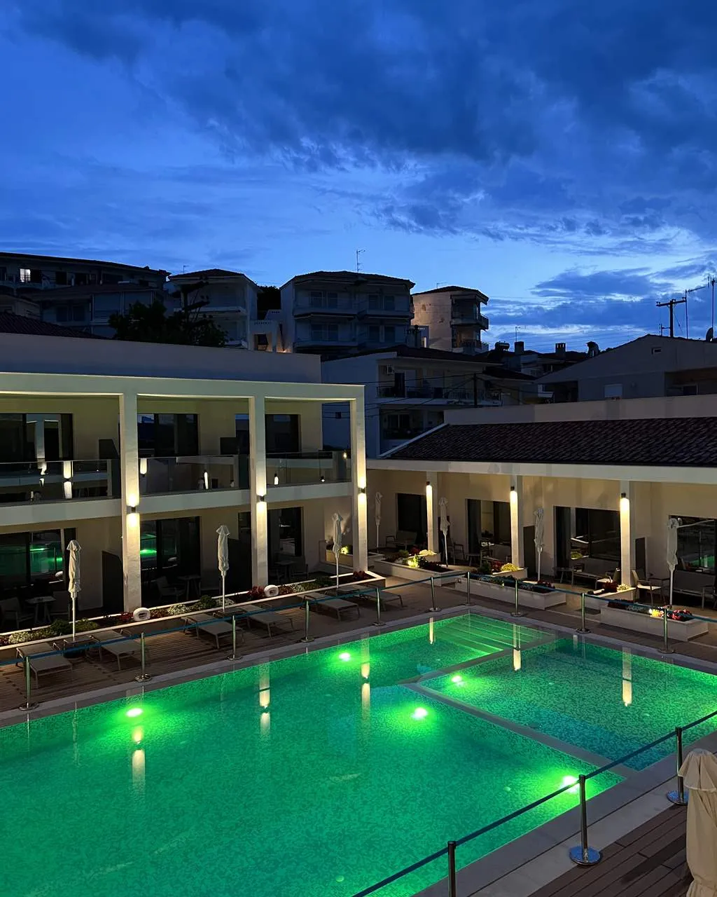 Mirror Hotel, Polihrono