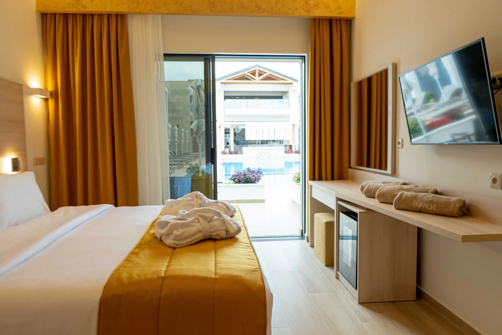 Mirror Hotel, Polihrono, Grčka — Loft Suite Pool View