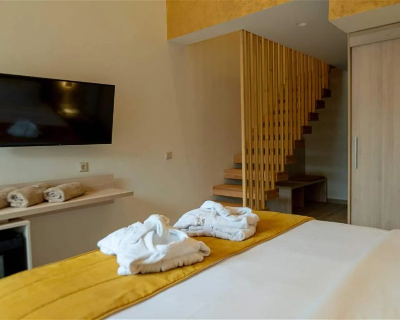 Mirror Hotel, Polihrono, Grčka — Suite Loft Pool View