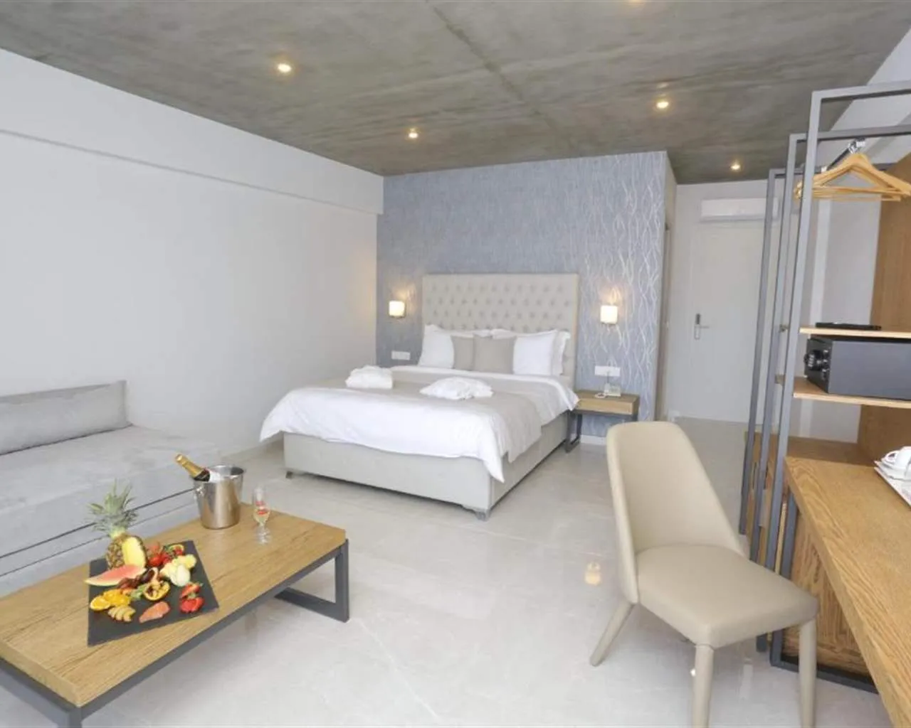 Alia Luxury Resort Hotel & Villas (Adults only), Pefkohori, Grčka — Junior Suite With Heated Pool Panoramic Sea View