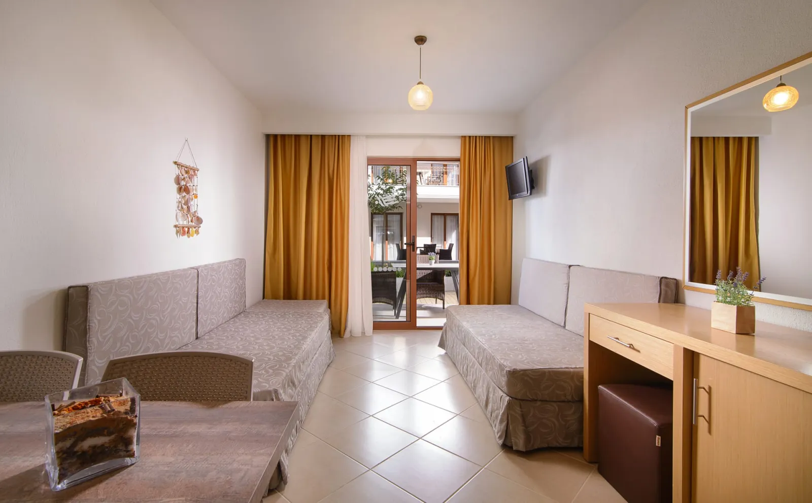 Apanemia Apartments by Flegra Collection, Pefkohori, Grčka — Ground Floor Family Apartment Courtyard View