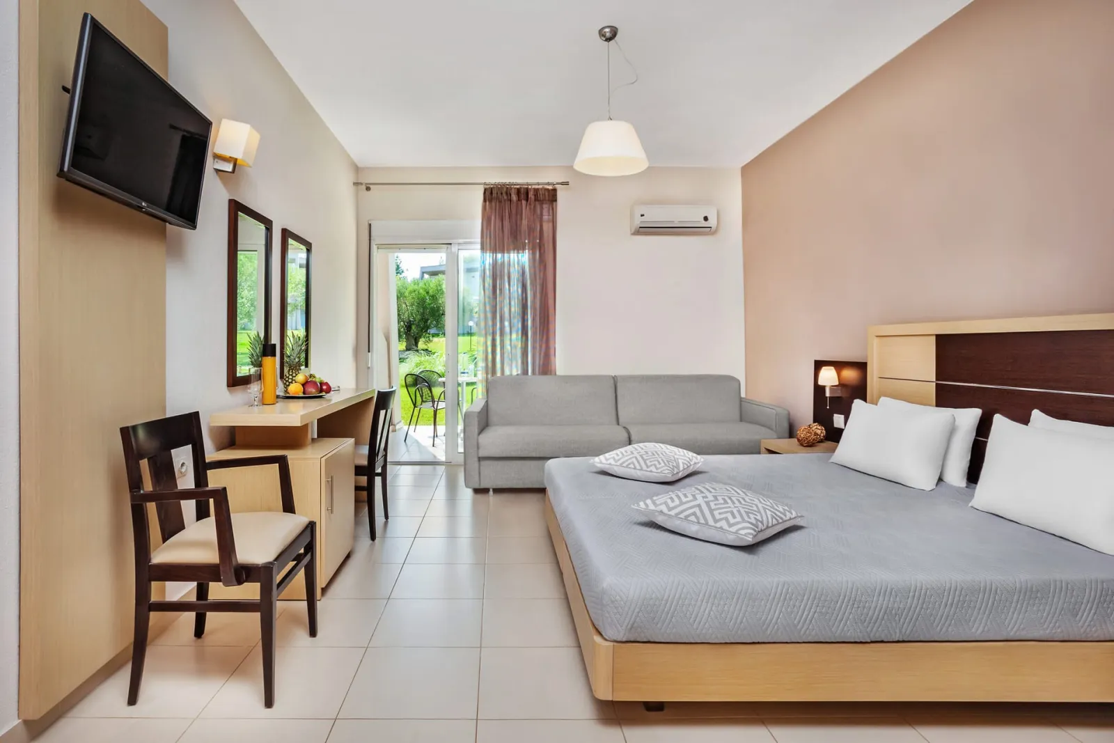 Iris Hotel, Siviri, Grčka — Family Economy