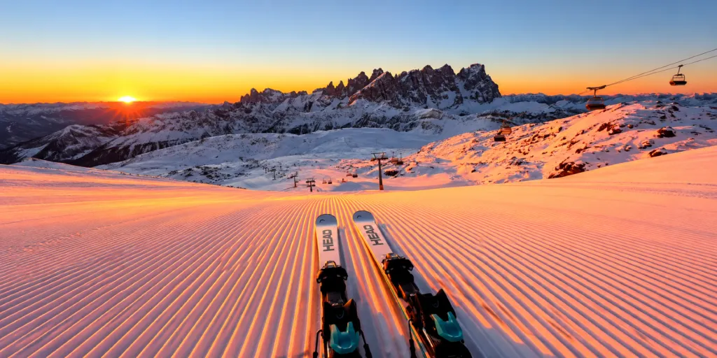 Snoubord po svežem snegu na skijalištu u Alpima