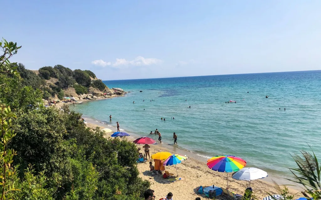 Plaža sa suncobranima u Kalikratiji, Halkidiki, Grčka
