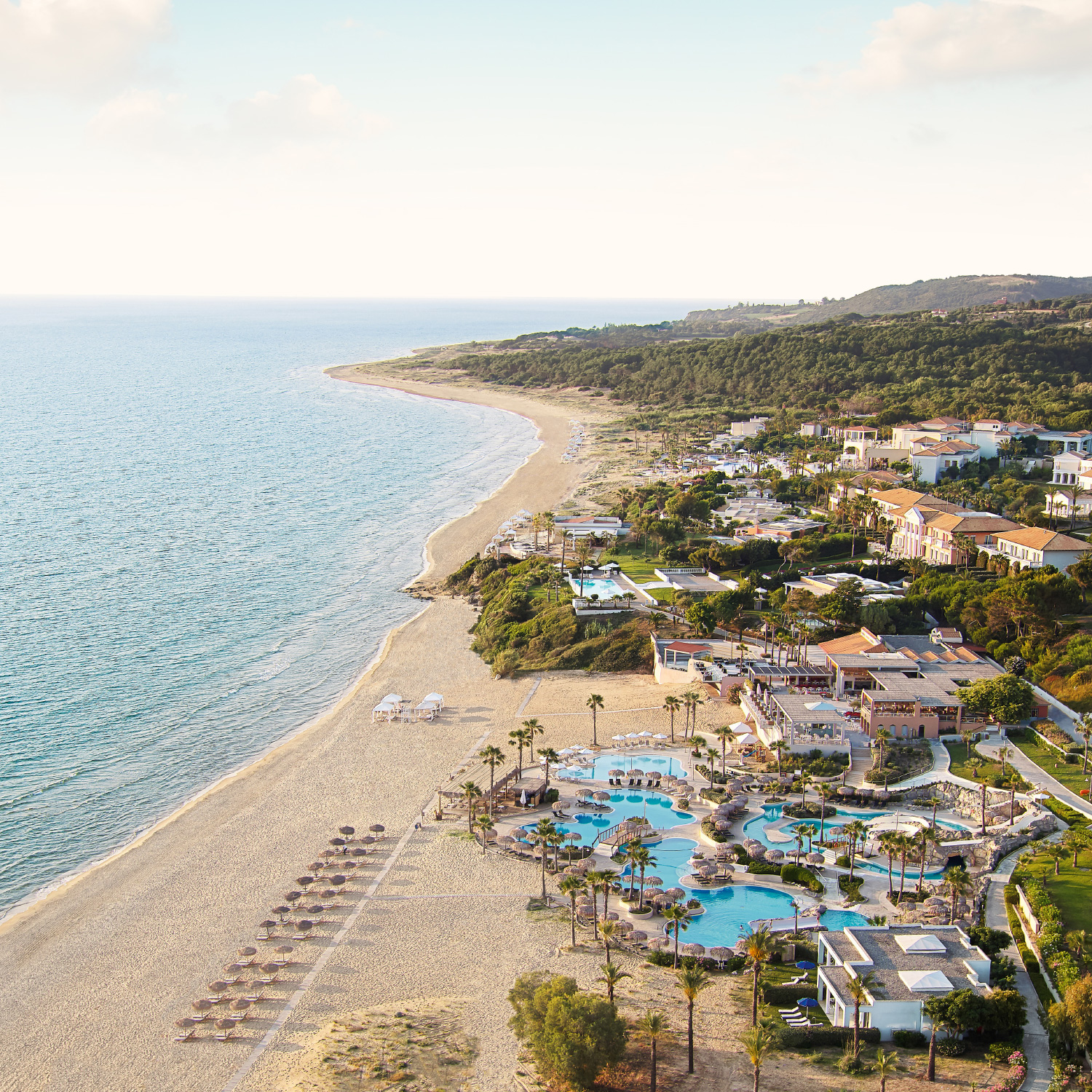Resort na tirkiznim uvalama — plaža i bazeni iz vazduha