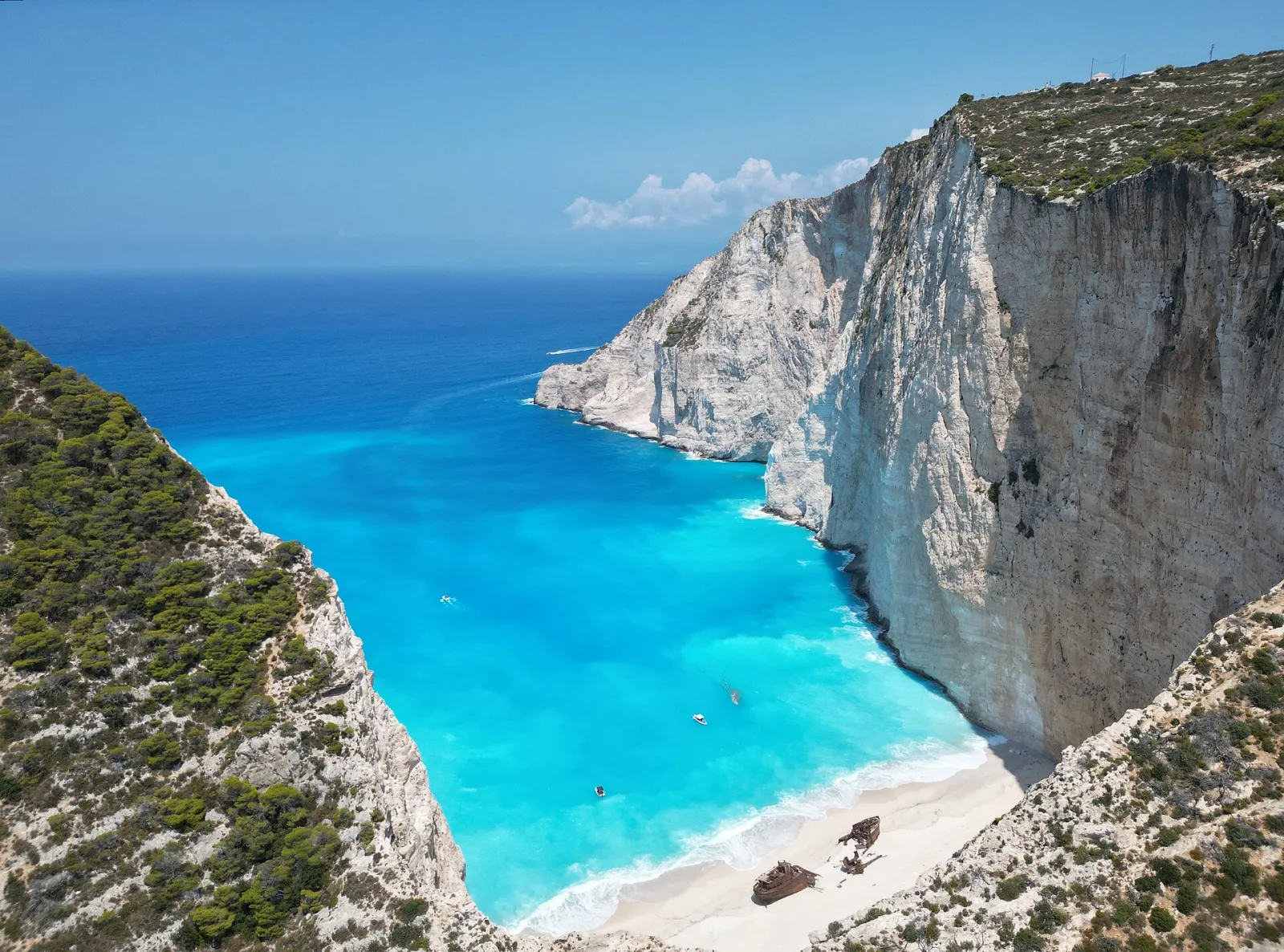 Tirkizna uvala na Mediteranu — plaža Navagio, Grčka